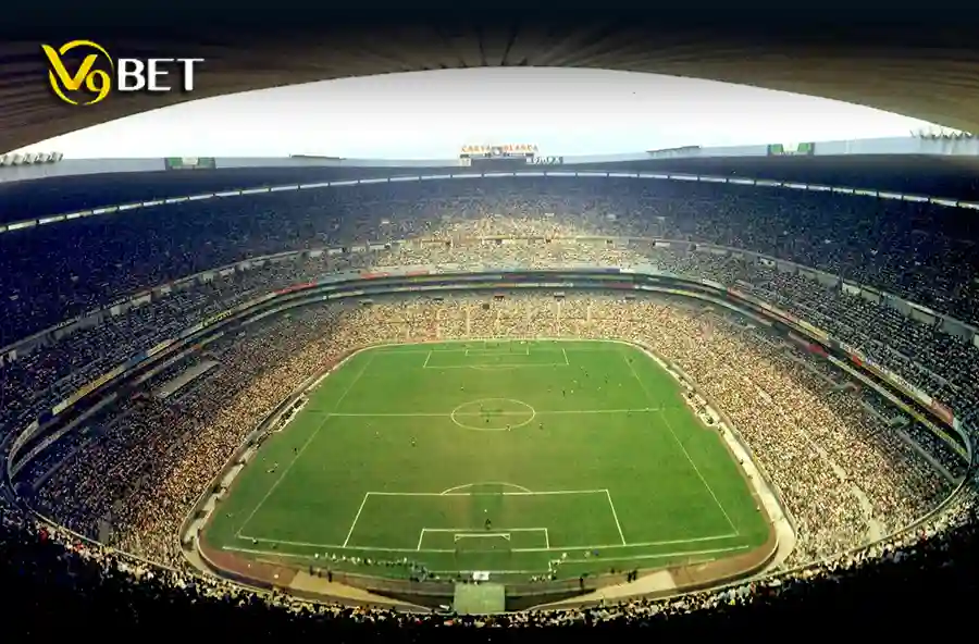 Estadio Azteca full of fans atmosphere
