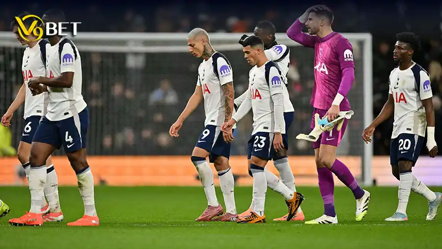 Tottenham Hotspur players disappointed after a match